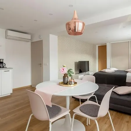 With Free Parking, Washer & Dryer Apartmán