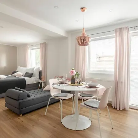 With Free Parking, Washer & Dryer Apartmán