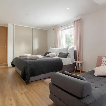 With Free Parking, Washer & Dryer Apartmán *