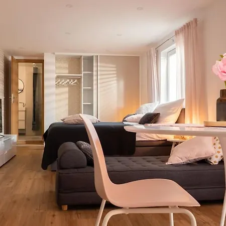 With Free Parking, Washer & Dryer Apartmán *