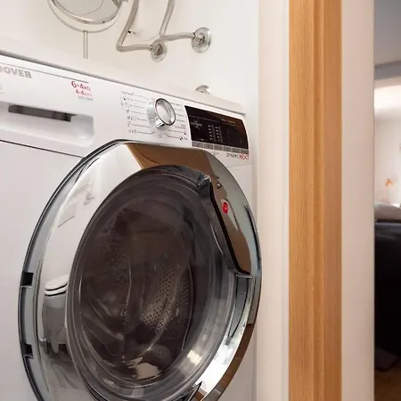 Apartmán With Free Parking, Washer & Dryer