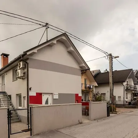 With Free Parking, Washer & Dryer Apartmán