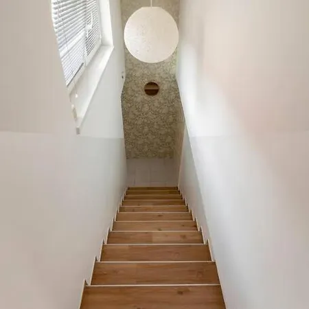 Apartment With Free Parking, Washer & Dryer
