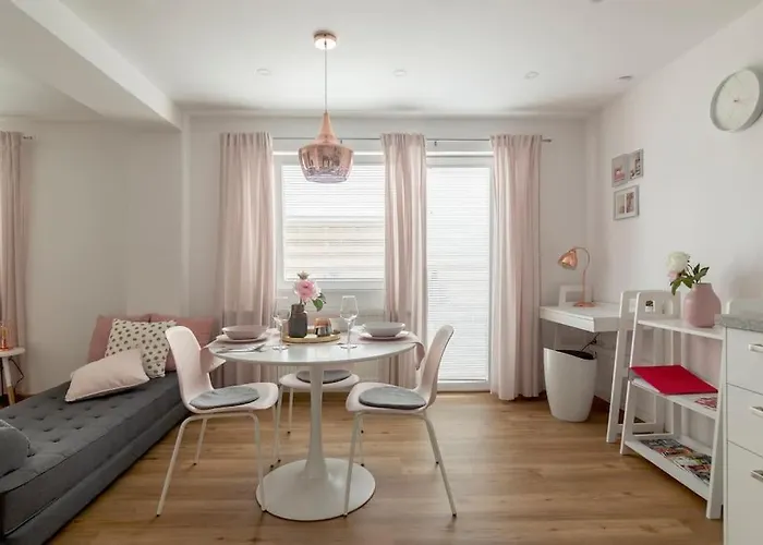 With Free Parking, Washer & Dryer Apartmán *