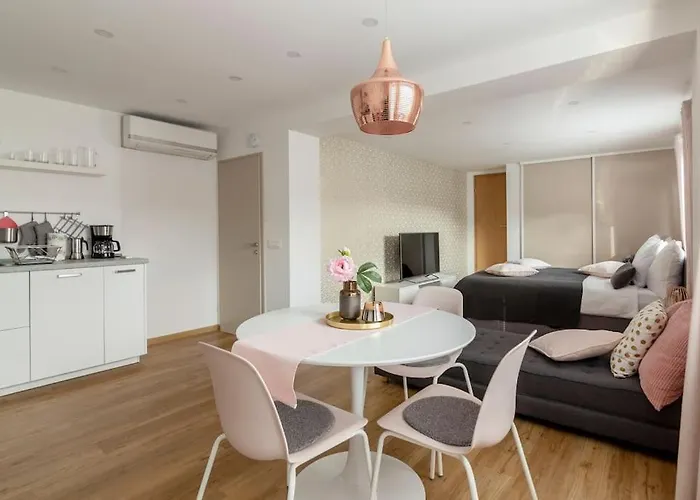 With Free Parking, Washer & Dryer Apartmán