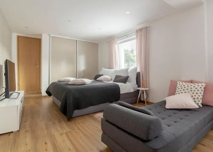 With Free Parking, Washer & Dryer Apartmán *