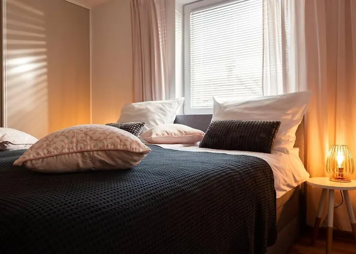 Апартаменти With Free Parking, Washer & Dryer *