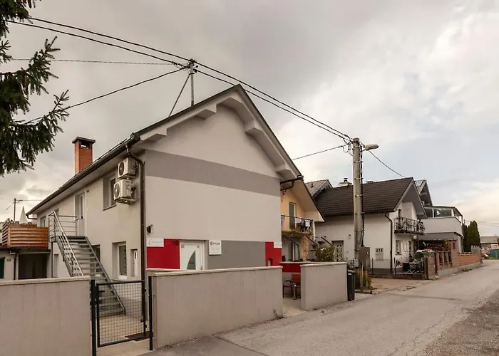 With Free Parking, Washer & Dryer Apartmán