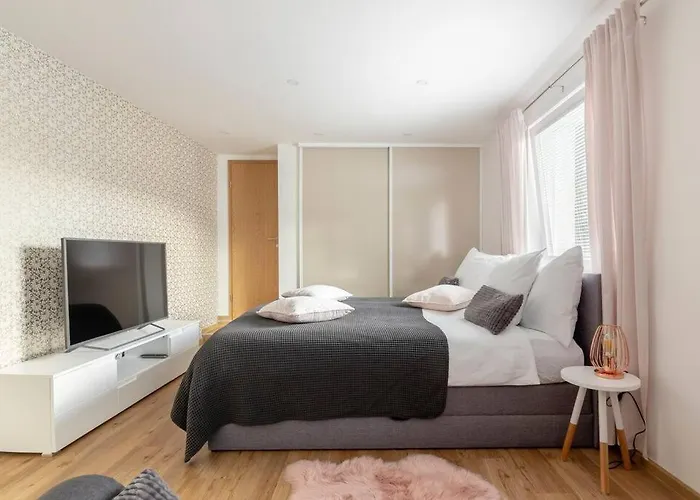 With Free Parking, Washer & Dryer Apartmán